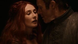 Carice van Houten sexo na mesa, cena em Game of Thrones