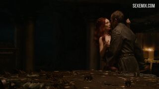 Carice van Houten sexe sur table, scène dans Game of Thrones