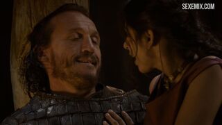 Seins de Sahara Knite, scène de déshabillage dans Game of Thrones