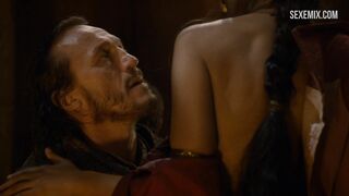 Seins de Sahara Knite, scène de déshabillage dans Game of Thrones