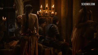 Seins de Sahara Knite, scène de déshabillage dans Game of Thrones