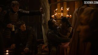 Seins de Sahara Knite, scène de déshabillage dans Game of Thrones