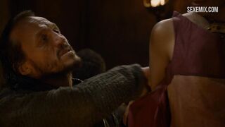 Seins de Sahara Knite, scène de déshabillage dans Game of Thrones