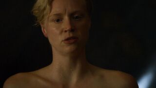 Gwendoline Christie banyo yapıyor, Game of Thrones sahnesi