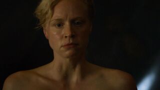 Gwendoline Christie banyo yapıyor, Game of Thrones sahnesi