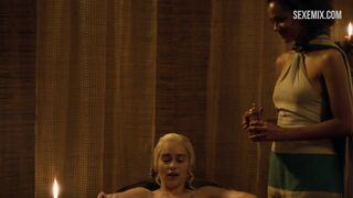 La sexy Emilia Clarke fa un bagno, scena in Il Trono di Spade