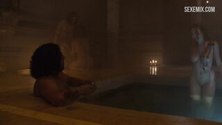 Sarine Sofair et Samantha Bentley se baignent dans la salle de bain, scène dans Game of Thrones