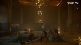 Sarine Sofair et Samantha Bentley se baignent dans la salle de bain, scène dans Game of Thrones