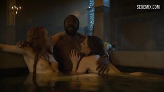 Sarine Sofair et Samantha Bentley se baignent dans la salle de bain, scène dans Game of Thrones