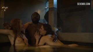 Sarine Sofair und Samantha Bentley baden im Badezimmer, Szene aus Game of Thrones