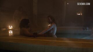 Sarine Sofair et Samantha Bentley se baignent dans la salle de bain, scène dans Game of Thrones