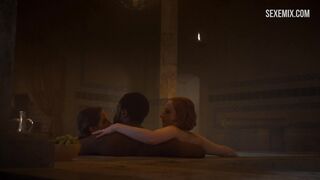 Sarine Sofair et Samantha Bentley se baignent dans la salle de bain, scène dans Game of Thrones