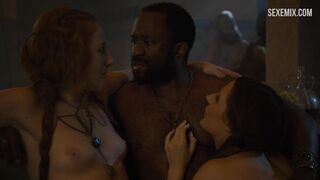 Sarine Sofair et Samantha Bentley se baignent dans la salle de bain, scène dans Game of Thrones