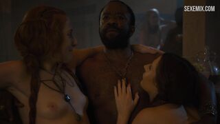 Sarine Sofair und Samantha Bentley baden im Badezimmer, Szene aus Game of Thrones