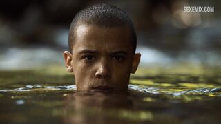 Nathalie Emmanuel desnuda junto al río, escena de Juego de Tronos