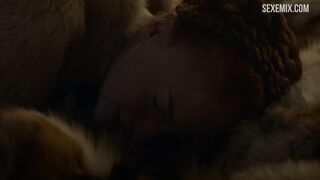 Sophie Turner köpek stilinde sikişti, Game of Thrones sahnesinde