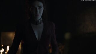 Carice van Houten despiu-se em frente ao espelho, cena de Game of Thrones