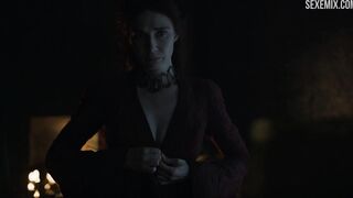 Carice van Houten despiu-se em frente ao espelho, cena de Game of Thrones