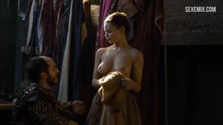 Eline Powell seins nus, scène dans Game of Thrones