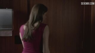 Allison Williams は立ったまま自慰行為をします。Girls のシーン