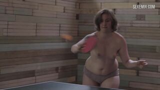 Lena Dunham sem sutiã joga tênis de mesa, cena em Girls