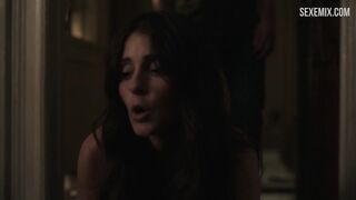 Shiri Appleby es follada a lo perrito y se corre en los pechos, escena en Girls