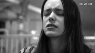 Stacy Martin faz sexo com cowgirl, em Nymphomaniac: Vol. Eu