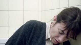 Charlotte Gainsbourg se masturbe alors qu'elle est assise dans les toilettes, scène dans Nymphomaniac : Vol. II