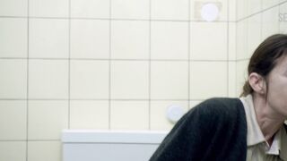 Charlotte Gainsbourg se masturbe alors qu'elle est assise dans les toilettes, scène dans Nymphomaniac : Vol. II