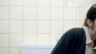 Charlotte Gainsbourg se masturbe alors qu'elle est assise dans les toilettes, scène dans Nymphomaniac : Vol. II