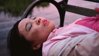 Sook-Yin Lee si masturba su una panchina, scena in Shortbus