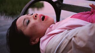 Sook-Yin Lee si masturba su una panchina, scena in Shortbus