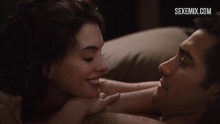 Anne Hathaway deitada nua na cama, cena de Amor e Outras Drogas