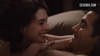 Anne Hathaway deitada nua na cama, cena de Amor e Outras Drogas