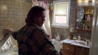 Laura Wiggins fa il bagno, scena in Shameless