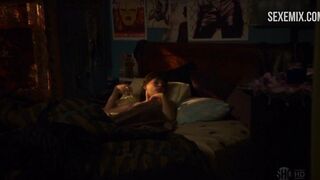 Emma Greenwell nua saindo da cama, cena em Shameless