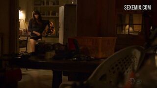 Emma Greenwell nuda si alza dal letto, scena in Shameless