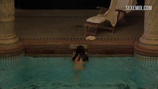 Zita Gorog saliendo de la piscina, escena de 8MM 2