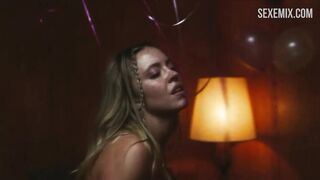 Wunderschöner Sydney Sweeney in einem rosa Bikini, Szene in Euphoria