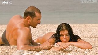 Maria Korinthiou çıplak göğüsleri ve popoyu gösteriyor, Deep End (2008) sahnesinde