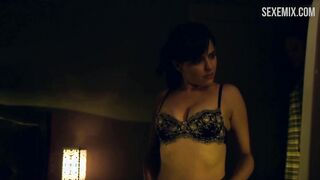 Jen Lilley sexy, de sutiã e calcinha preta, cena em Evil Doctor (2018)