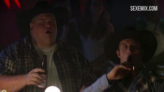 Tonie Perensky dançando strip-tease e nos mostrando seus peitos, cena em Varsity Blues (1999)