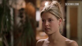 Ali Larter çıplak göğüsleri ve amını gösteriyor, Varsity Blues sahnesi (1999)