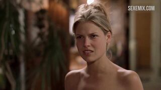 Ali Larter çıplak göğüsleri ve amını gösteriyor, Varsity Blues sahnesi (1999)