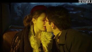 Paulina Galazka bize göğüslerini gösteriyor, Wspomnienie poprzedniego lata (2013) filmindeki sahne