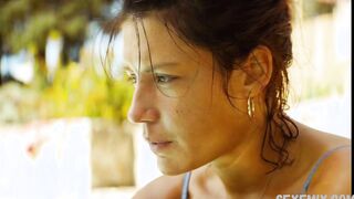 La seducente Adele Exarchopoulos in costume da bagno, scena in Revenir (2019)