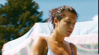 La seducente Adele Exarchopoulos in costume da bagno, scena in Revenir (2019)