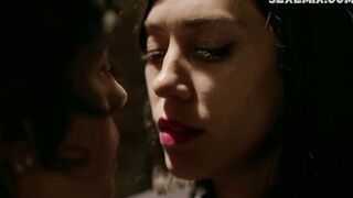 Sexo lésbico de Mishel Prada e Roberta Colindrez - Vida s02e10 (2019)