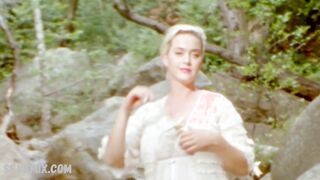 Katy Perry sexy, scène dans Daisies (2020)