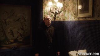 Monica Cetti bize büyük bar göğüslerini gösteriyor, The Young Pope (2016) filmindeki sahne